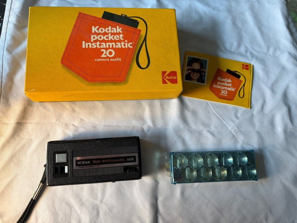 2 lot: VTG Kodak Instamatic Cameras: 2Pocket Instamatic 20 & Tele-Instamatic 608